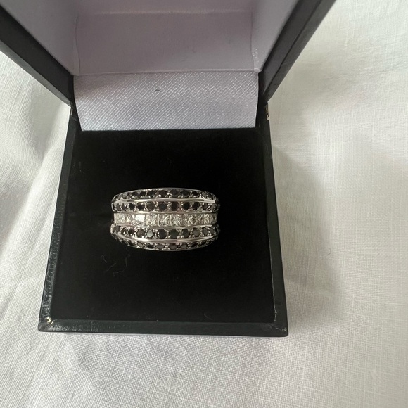 NWOT 14kt white gold black and white diamond ring (134-5)